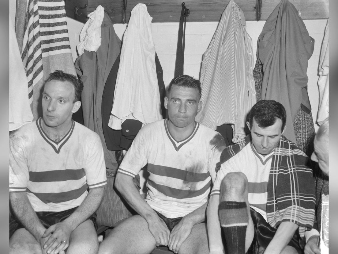 Van links naar rechts: Rinus Bennaars, Gerard Kerkum, Coen Moulijn na Feyenoord - Benfica: 0-0 (10 april 1963)
