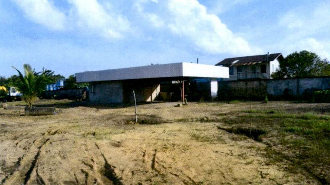 Het terrein aan de Indira Gandhiweg 945 in Lelydorp, Suriname