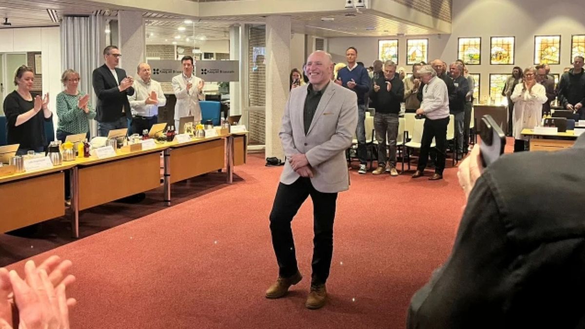 Nieuw raadslid anderhalve dag voor verkiezingen beëdigd, voorganger oneens over ontslag via appje