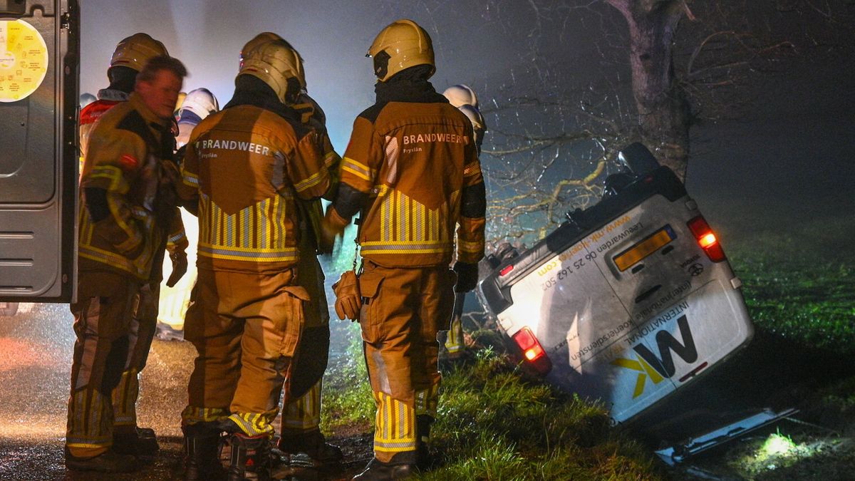 Auto belandt op de kop in de sloot bij Siegerswoude | Code geel om dichte mist