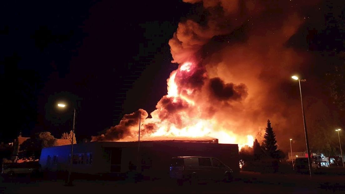 Uitslaande brand verwoest Moeder Teresakerk in Hengelo