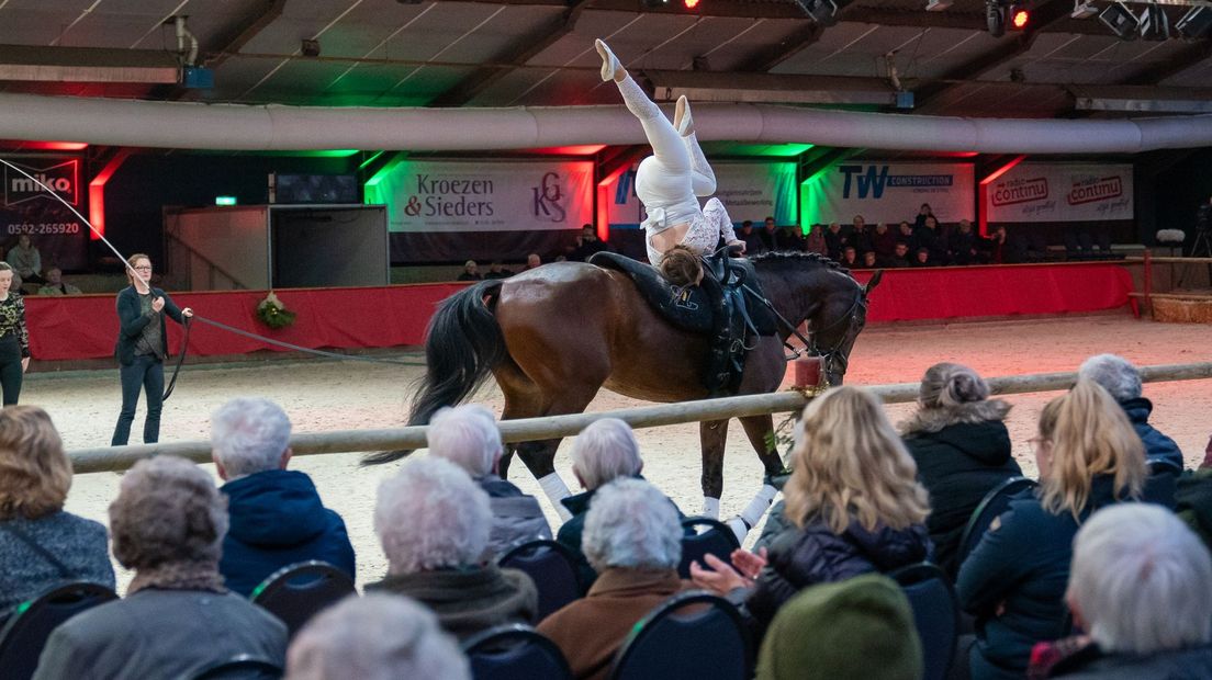 Acrobatiek te paard tijdens de Kerstshow in Exloo