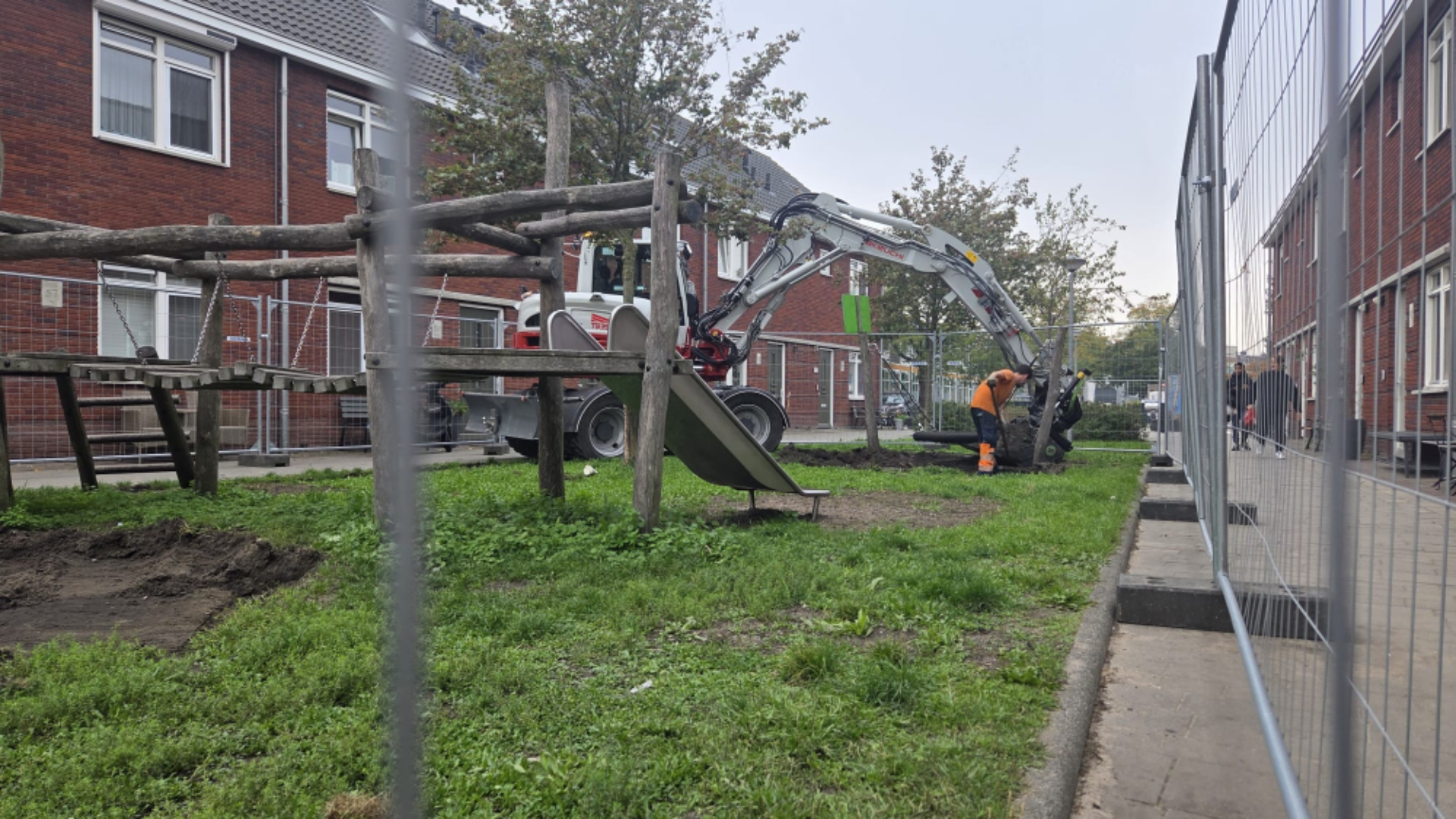 De afgravingen zijn begonnen aan de Daltonstraat in Schiedam.