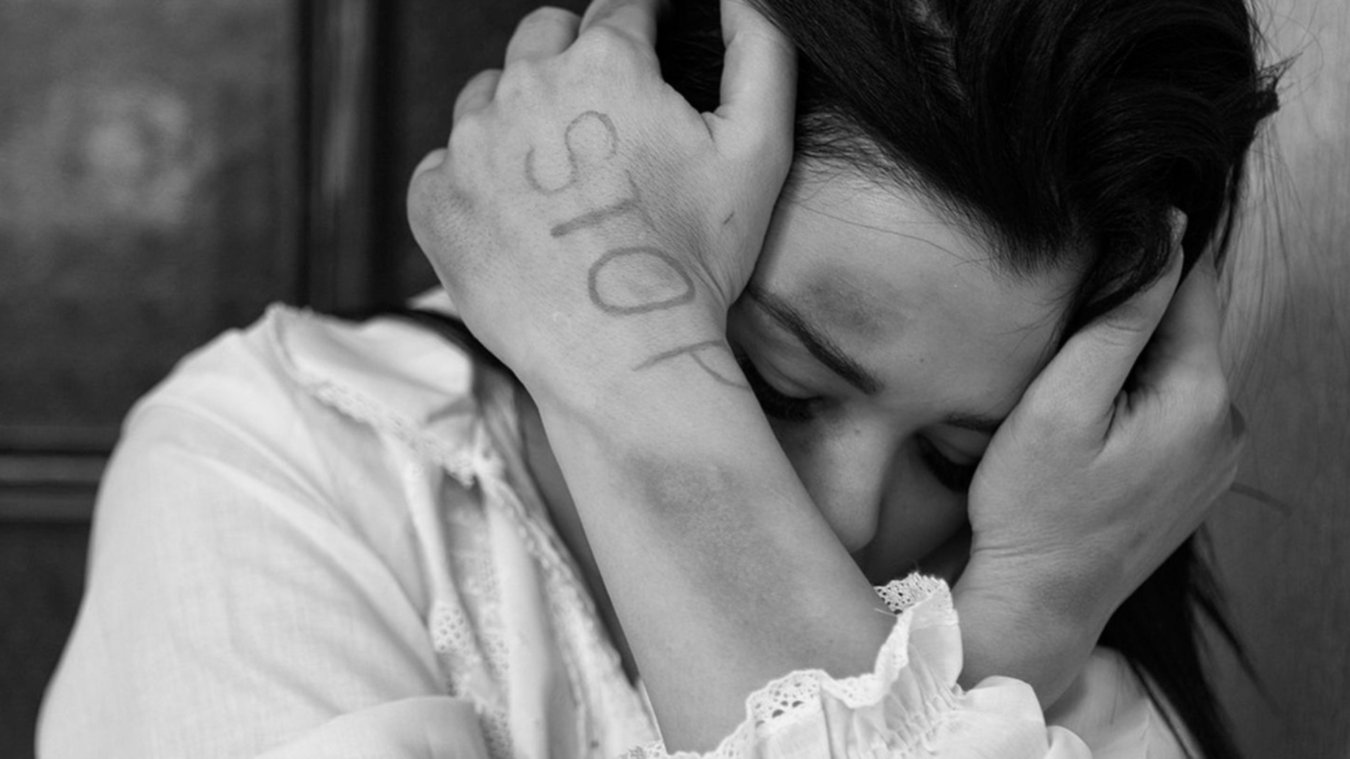 Yara kan niet met urgentie reageren op huurwoningen en de opvang is vol, haar situatie is uitzichtloos.