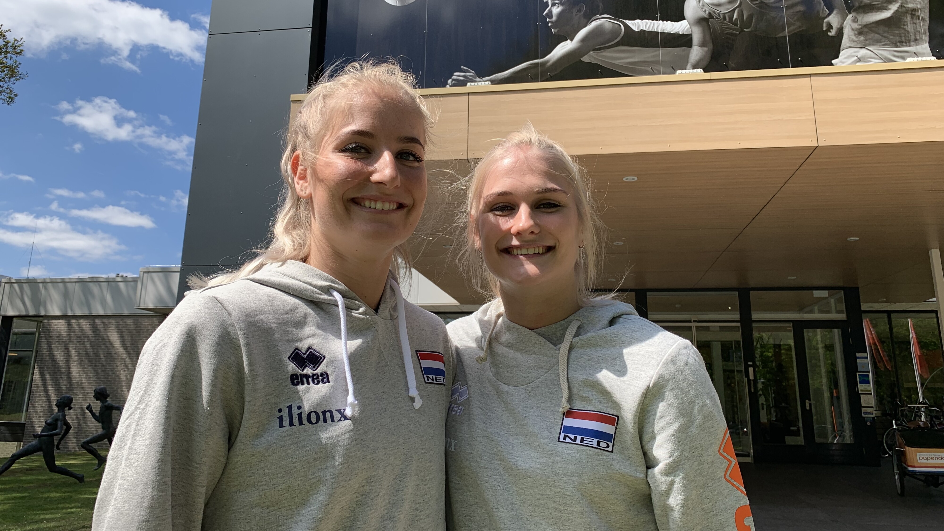 Hester Jasper (R) mei har sus Marrit Jasper (L)