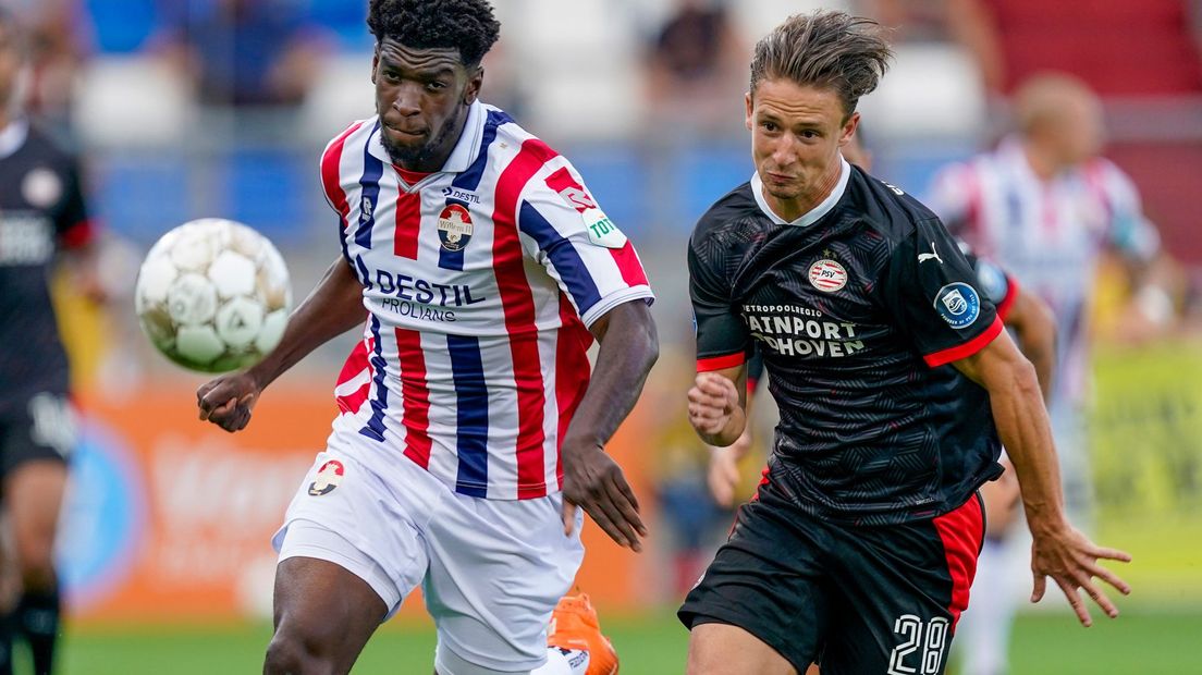 Kwasi Wriedt (Willem II) in duel met Olivier Boscagli (PSV)