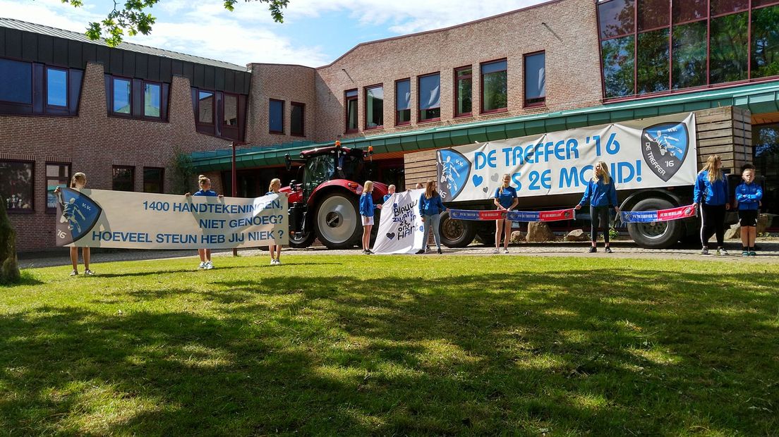 Met spandoeken voor het gemeentehuis van Borger-Odoorn in Exloo