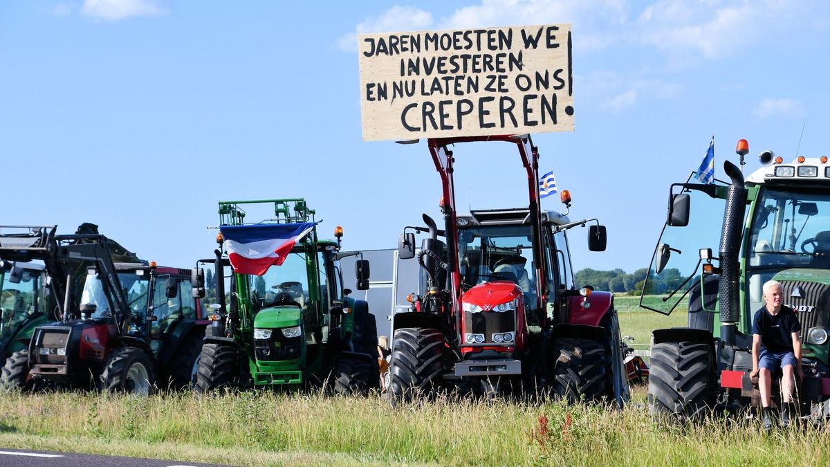 Boeren protesteren op rotonde in Hulst: 'We weten niet meer welke kant we op moeten'