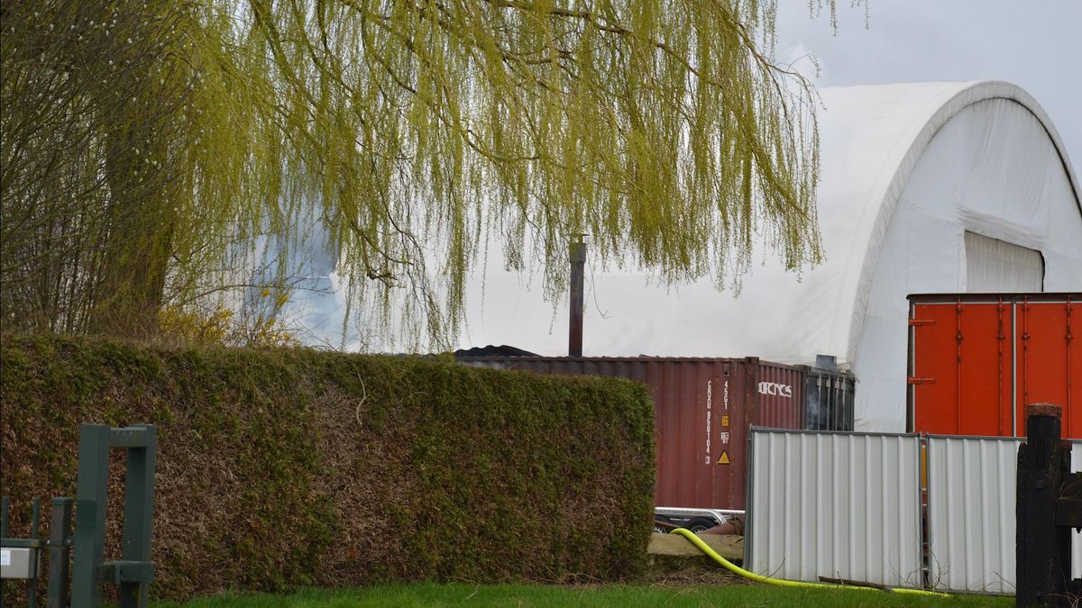 Brand in loods met dak van zeil in Marknesse