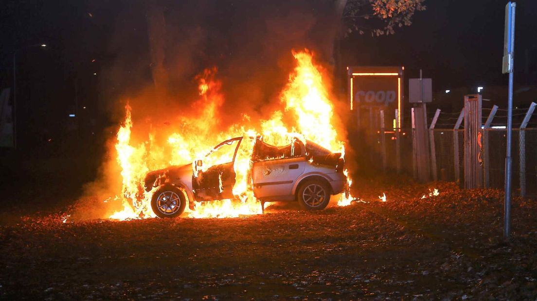 Auto brandt uit in Gieten (Rechten: Van Oost Media)