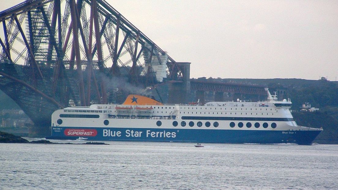 Een ferry uit Zeebrugge komt aan bij de Forth Bridge in het Schotse Rosyth.