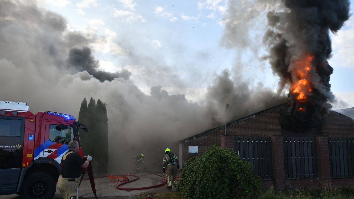 Brand in grote stal in Leunen zorgt voor veel rook: 'Sluit ramen en deuren'