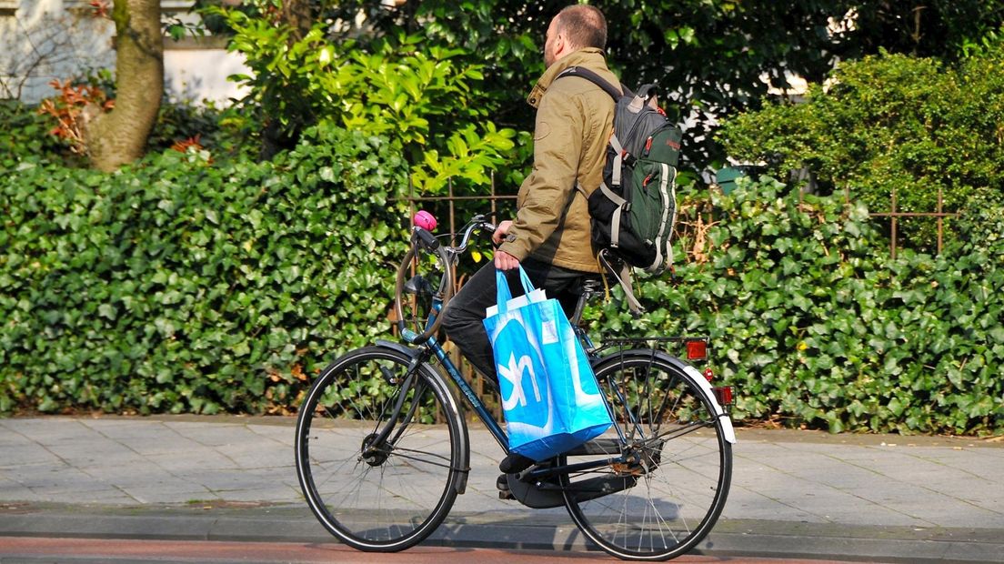 Op de fiets met een tas van Albert Heijn
