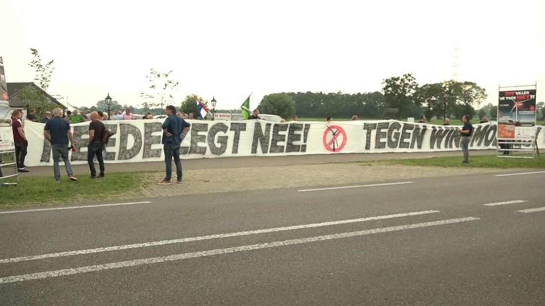 Inwoners protesteerden in juni tegen de komst van windmolens.