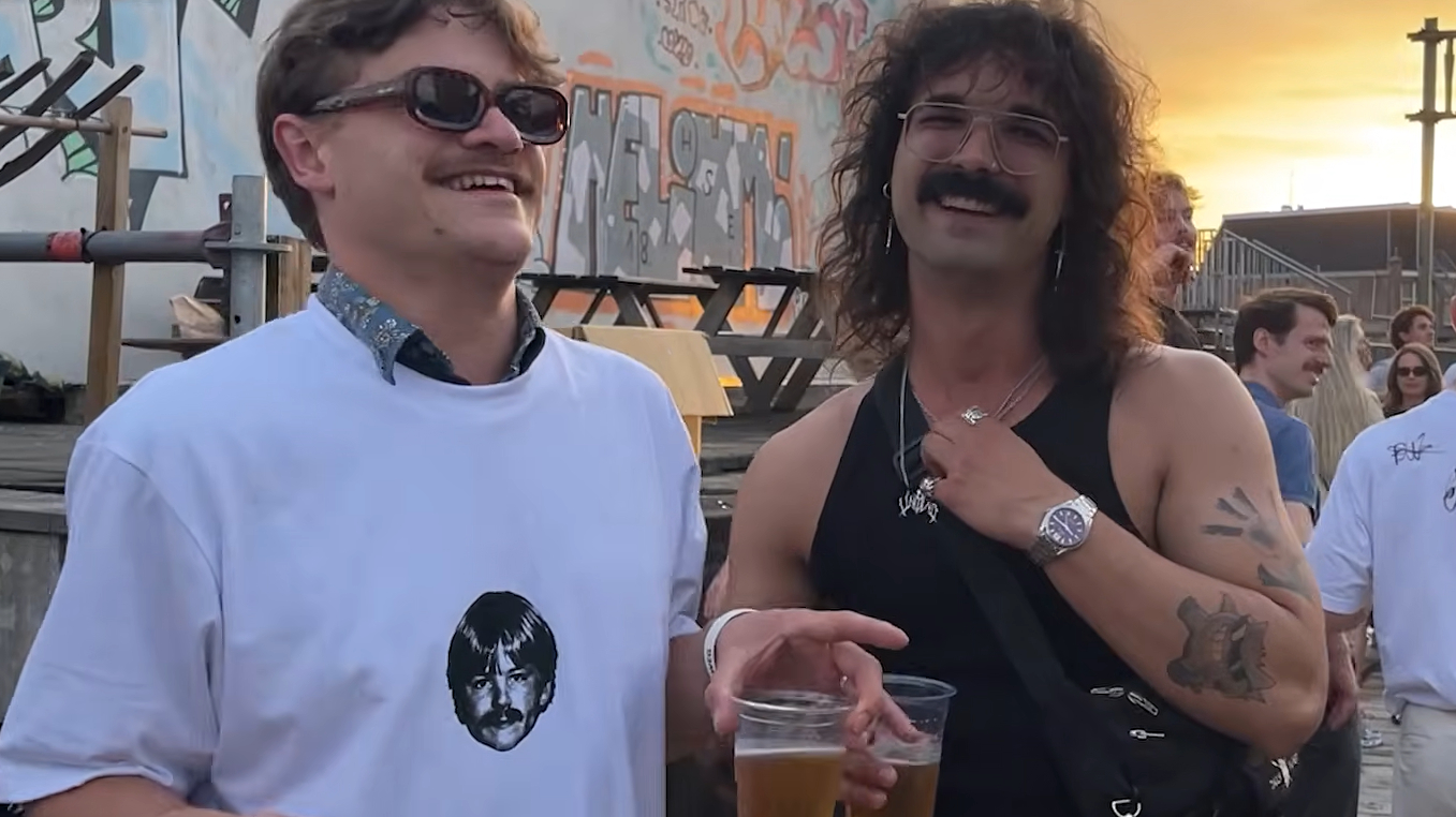 Twee bezoekers van het snorrenfeest
