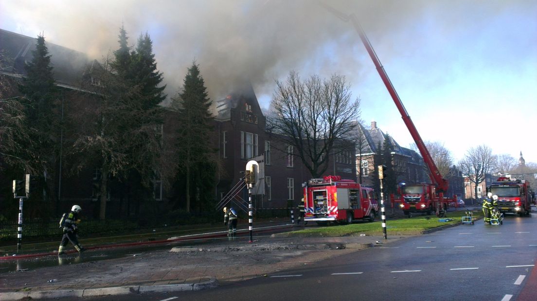 De grote brand in een oud schoolgebouw aan de Groesbeekseweg in Nijmegen heeft forse schade aangericht.