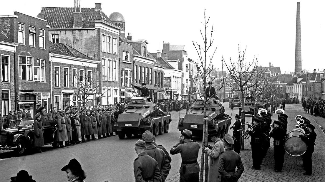 Een militaire parade van het Duitse leger op het Zuiderdiep in Stad, tijdens WOII