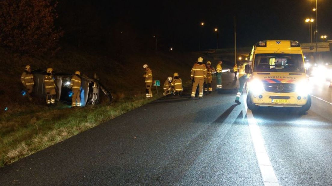 Op de A50 bij Heelsum is woensdagavond een auto van de weg geraakt. De wagen lag op z'n kant in de berm.