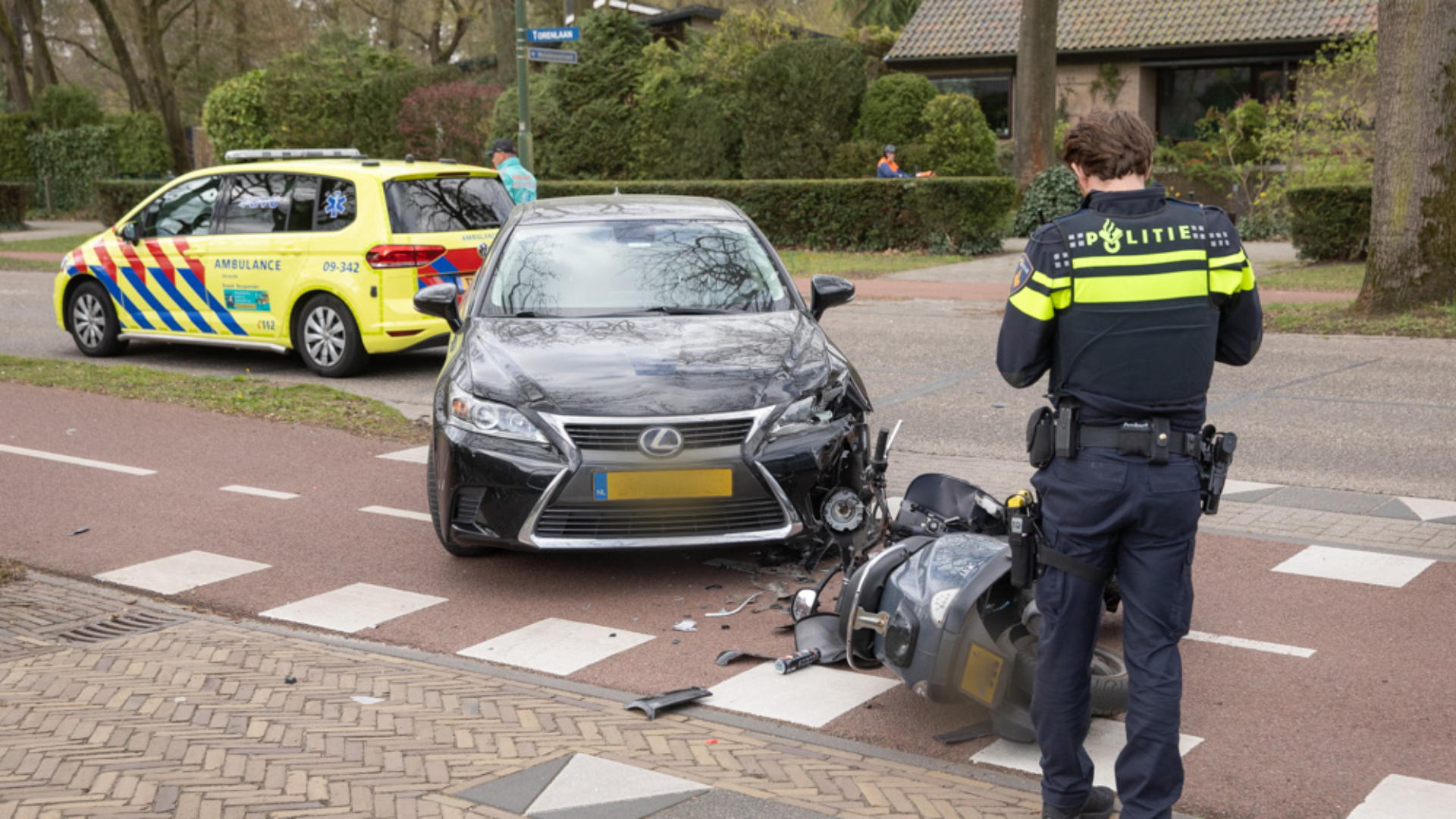 Scooter en auto botsen in Baarn