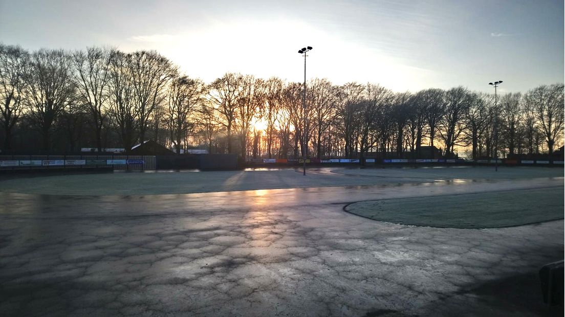 Een dun laagje ijs op de schaatsbaan in Doorn.