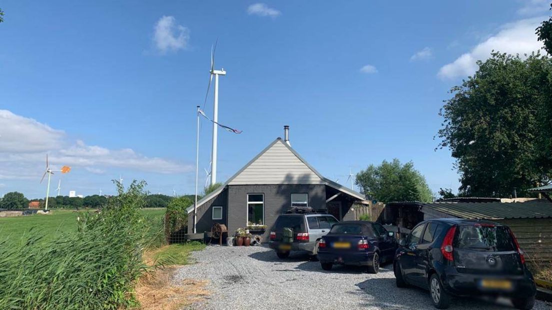 Een windmolen achter het huis van Theo Vrij