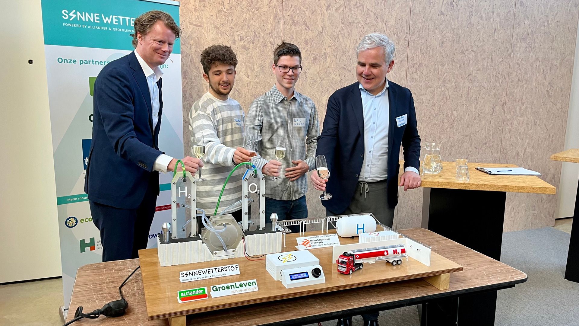 Het park wordt geopend door het aanzetten van een maquette