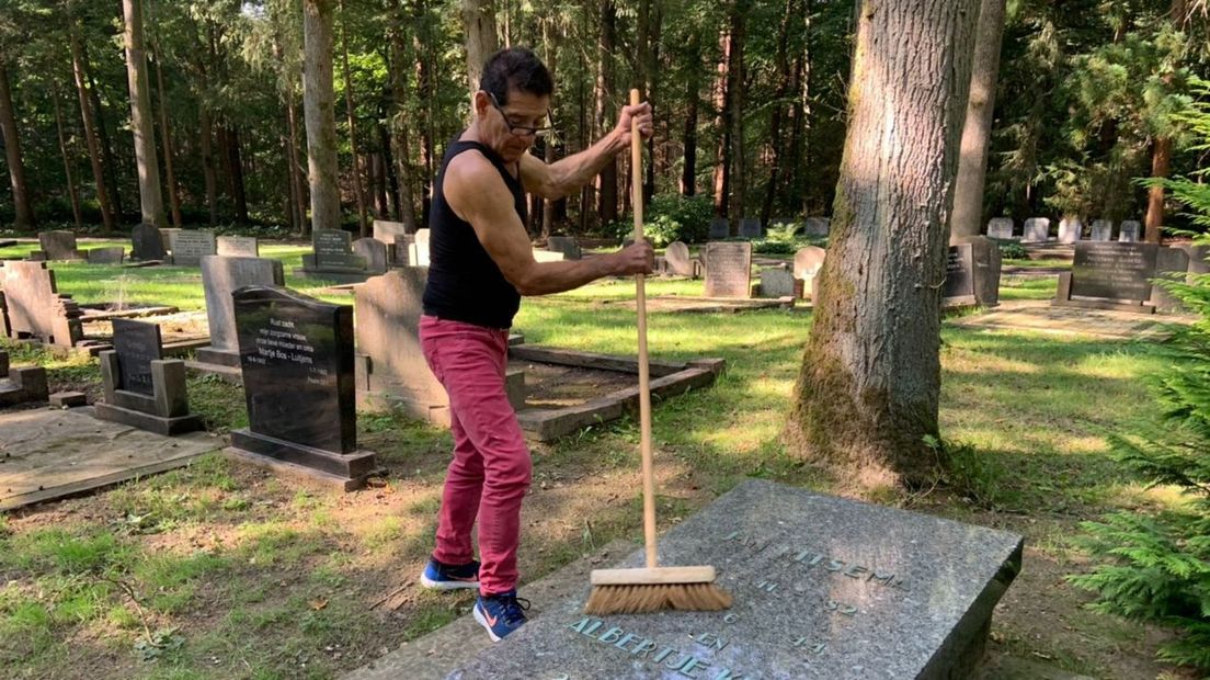 Luís Sanchez Guevara maakt elke dag graven schoon