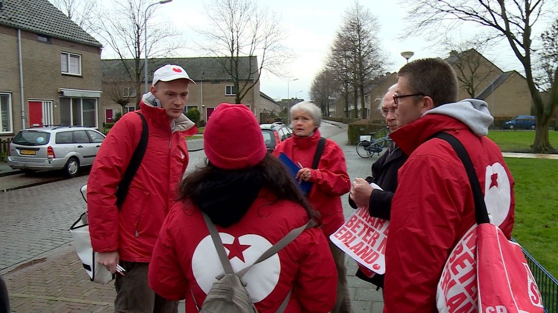 De politieke partij SP voert actie in Middelburg-Zuid