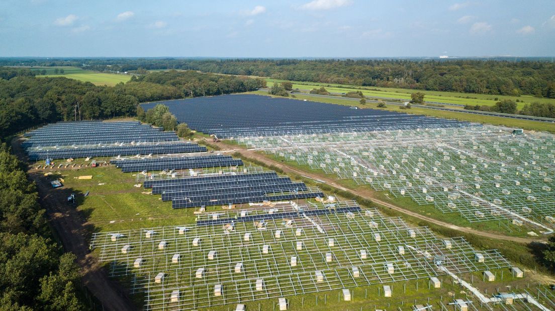 De aanleg van een zonnepark bij Fluitenberg vlak bij Hoogeveen (Rechten: Fred van Os/RTV Drenthe)