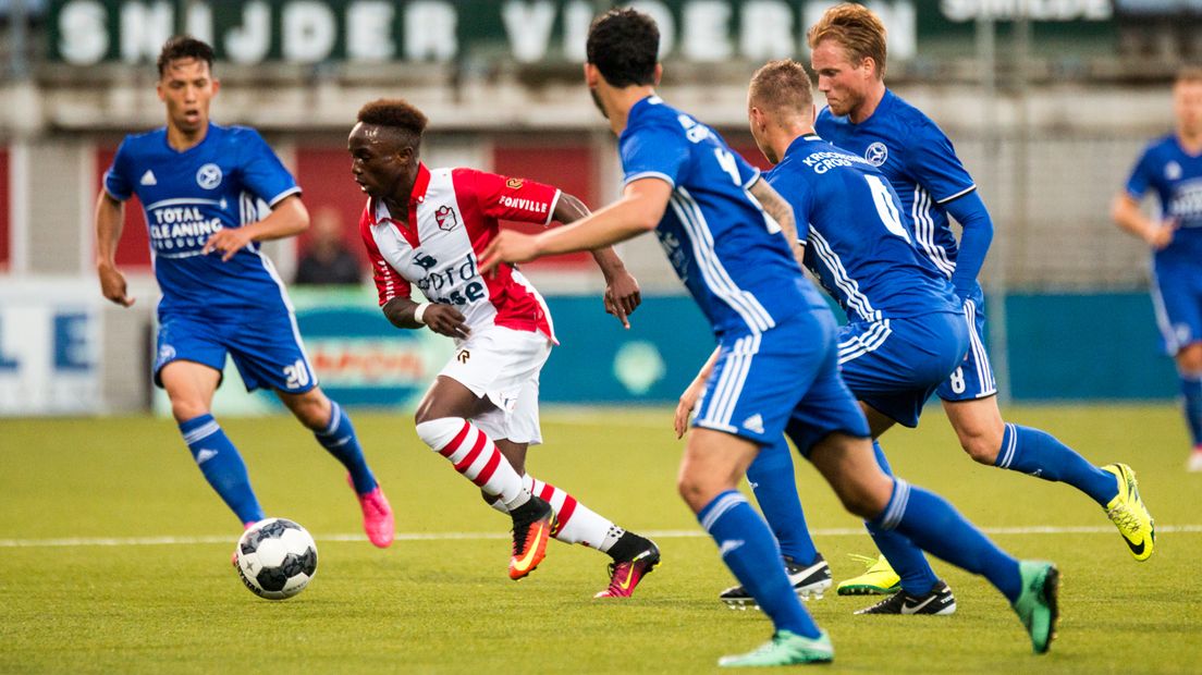 Issa Kallon had zijn vorm van het duel tegen Jong Ajax weer terug tegen Almere City