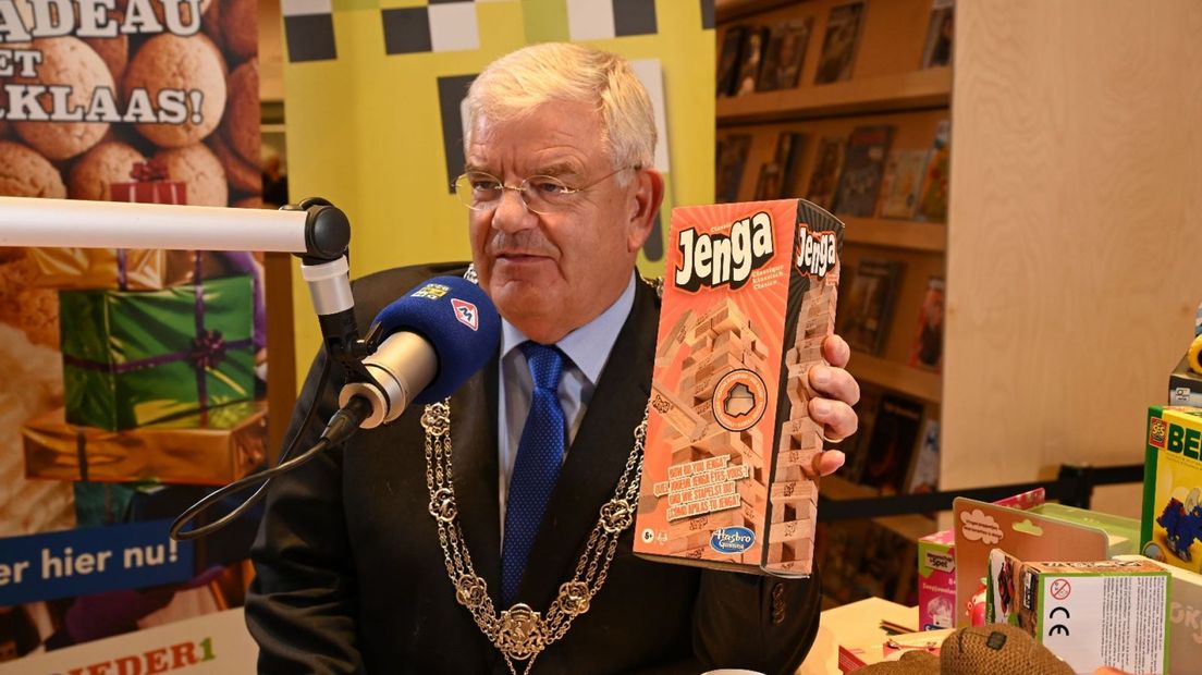 Burgemeester Jan van Zanen doneert aan Sintvoorieder1