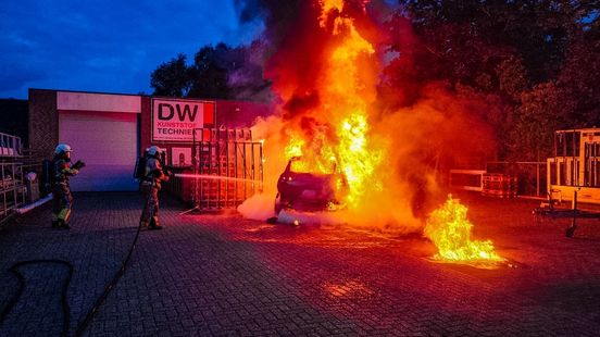 Auto en goederen in brand op industrieterrein in Overdinkel Home