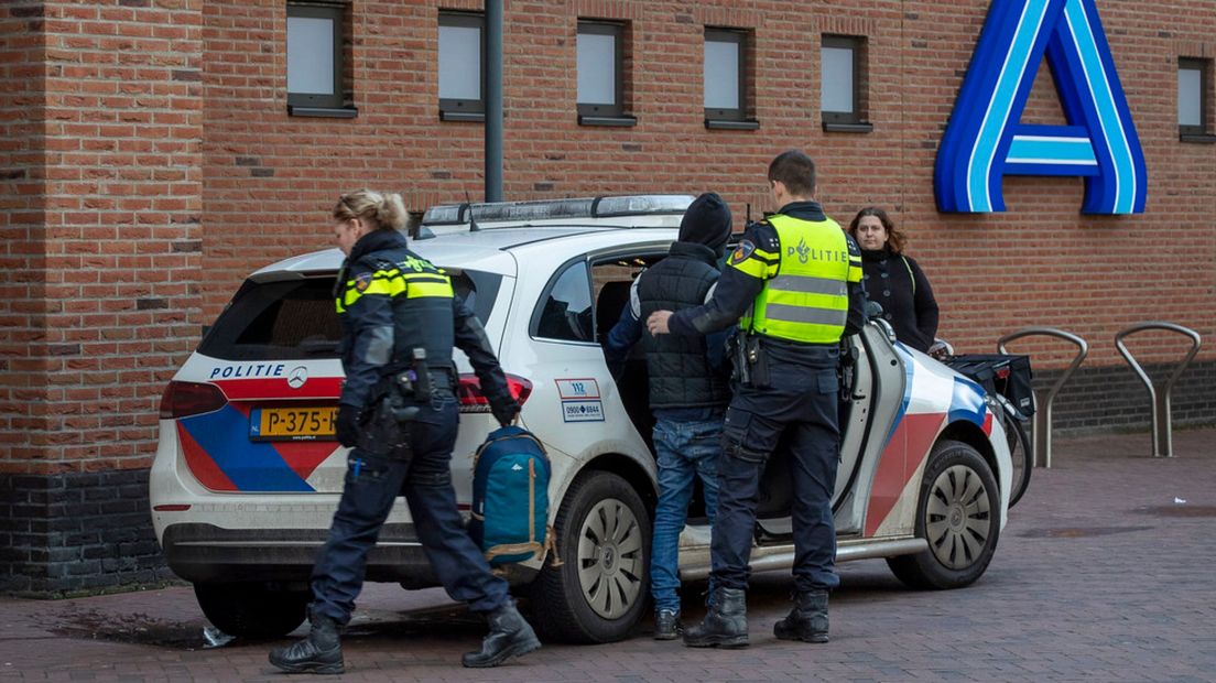 De politie houdt een winkeldief aan in Ter Apel
