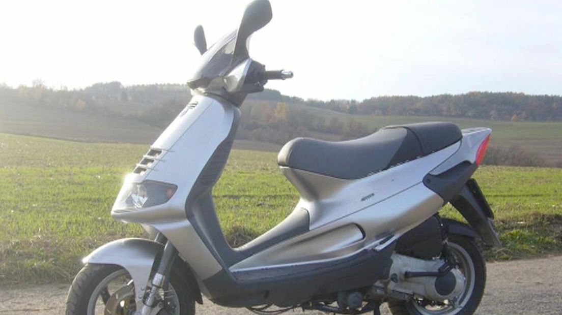 De daders reden op een soortgelijke scooter.