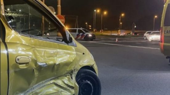 Automobilisten rijden dwars door politieafzetting heen na ongeluk. Automobilisten rijden dwars door politieafzetting heen na ongeluk.