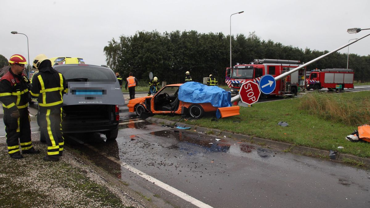 Auto en taxibusje botsen in Beringe