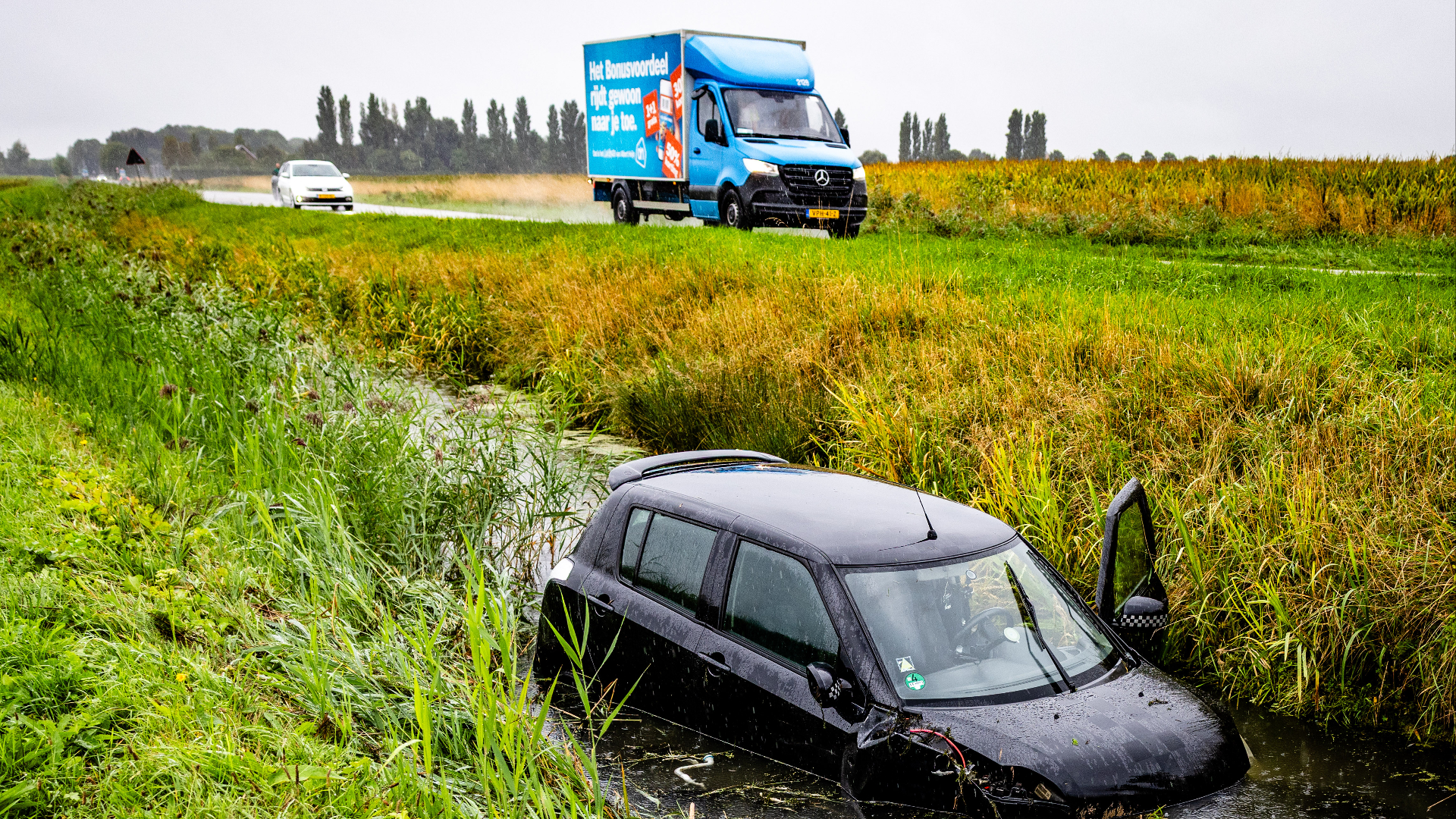 Auto in sloot in Mijnsheerenland.
