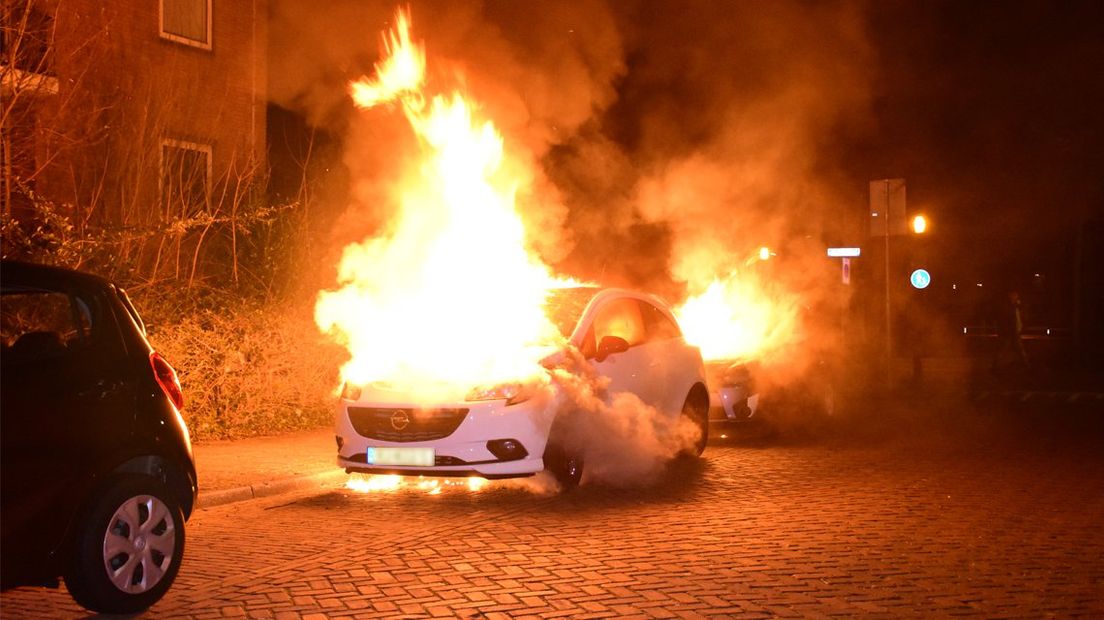 Een auto vat vlam aan de Savallelaan in Voorburg.