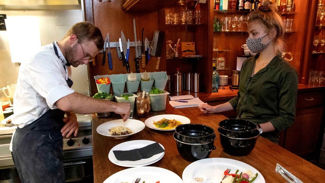 De eigenaar van restaurant Brussels Lof in Stad maakt enkele borden op