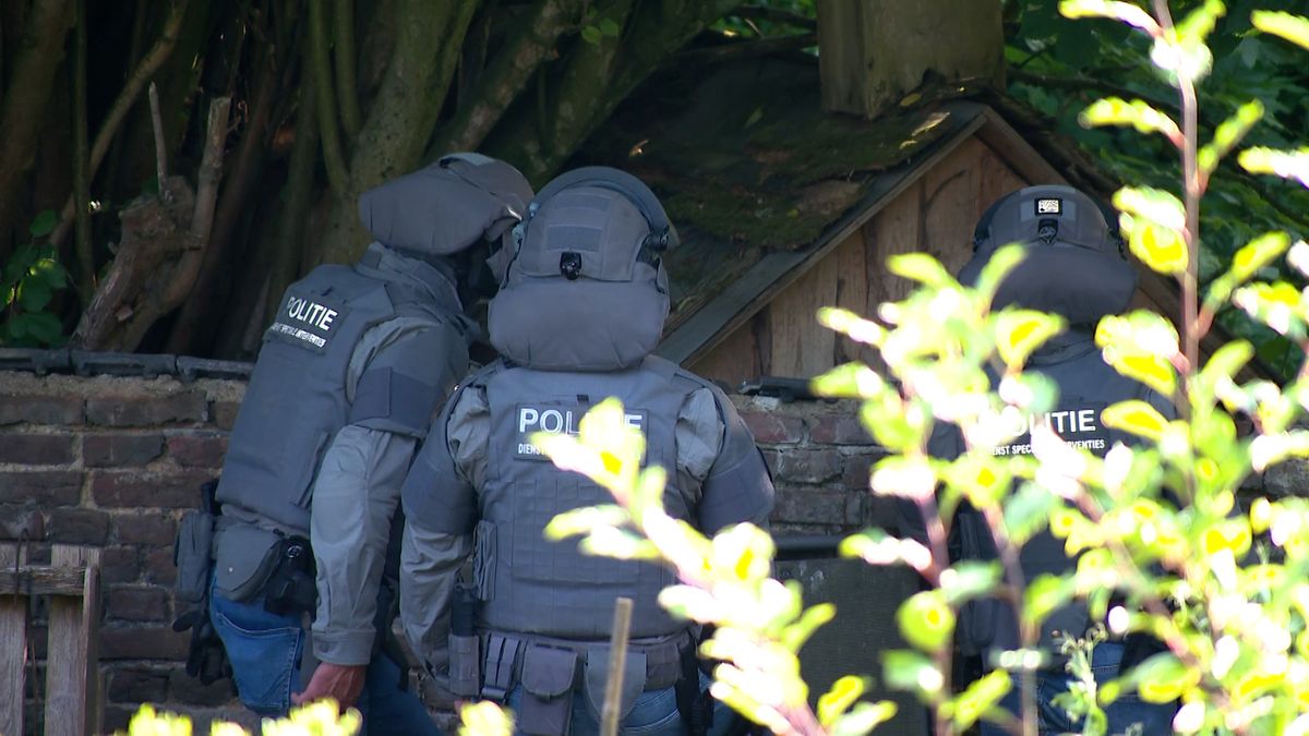 Politie onderhandelt met verwarde man in woning Wijlre, EOD ingeschakeld