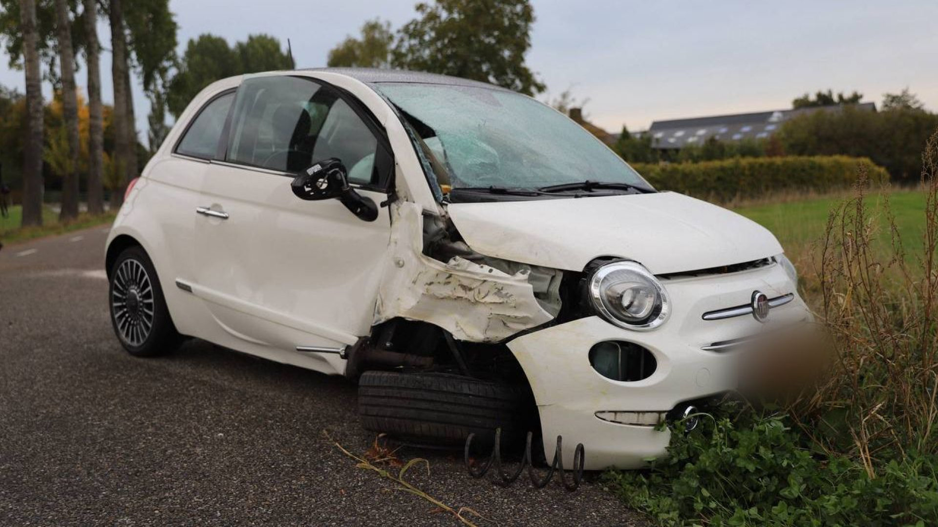 Auto botst op boom en eindigt aan andere kant van de weg