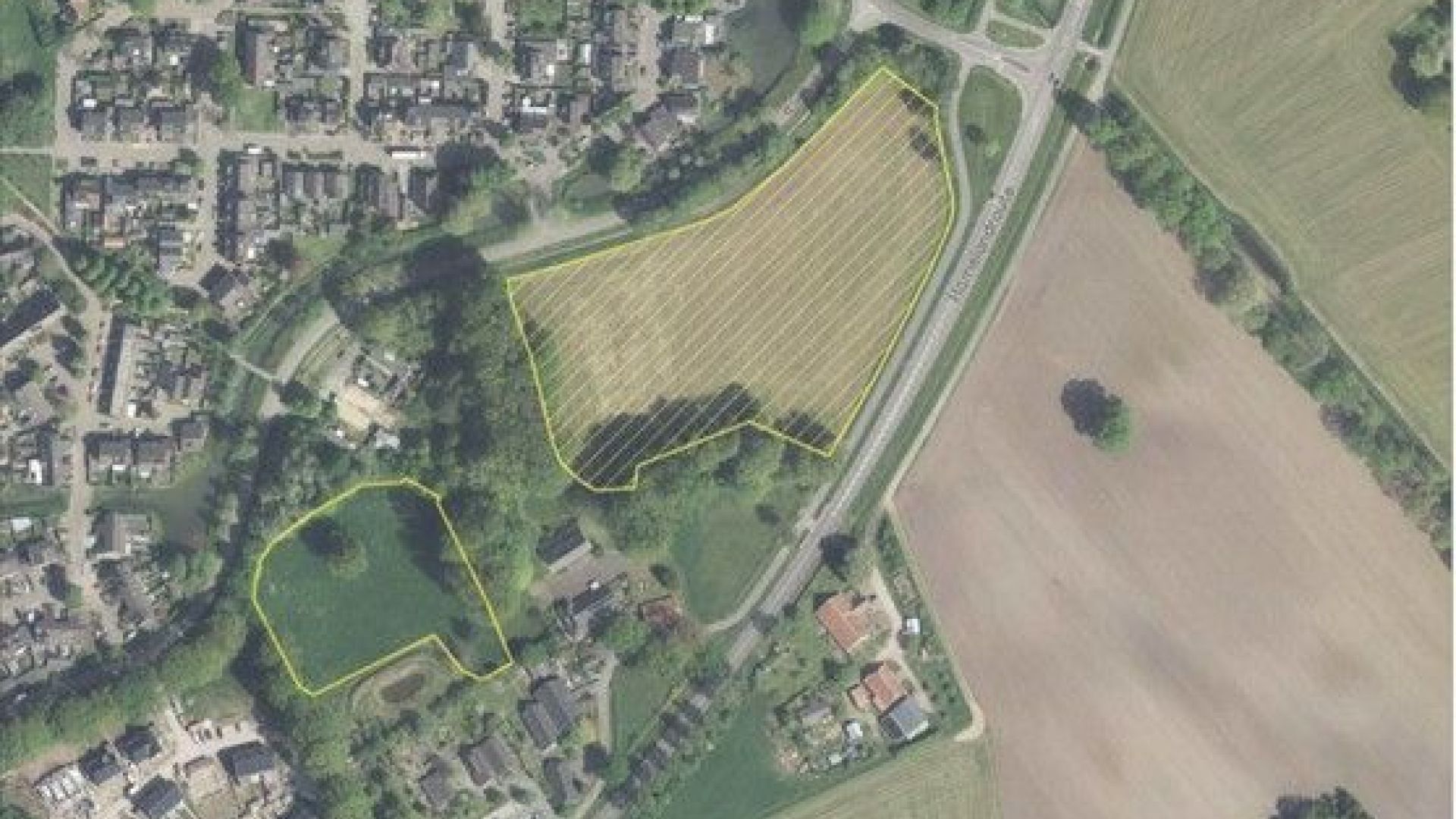 Luchtfoto van de locaties voor een AZC in Aalten. Het kleine gebied is Singel 1, het grote gebied is Singel 2.