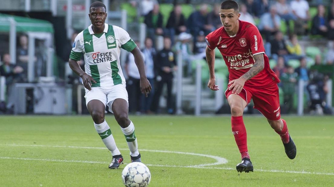 Azor Matusiwa duelleert met Aitor Cantalapiedra van FC Twente, eerder deze competitie