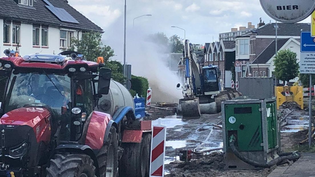 Flink wat water nabij het gaslek