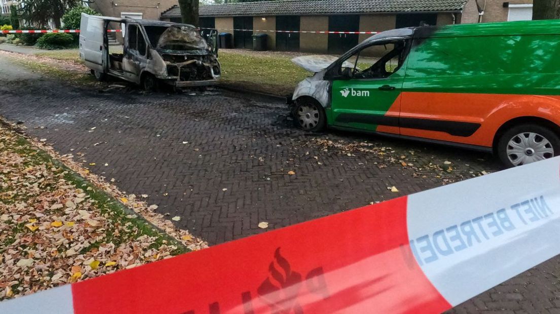 Twee bestelbussen aan de Frans Halsstraat in Enschede zijn uitgebrand