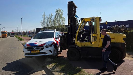 Agenten zitten zelf vast na ongeluk. Agenten zitten zelf vast na ongeluk.