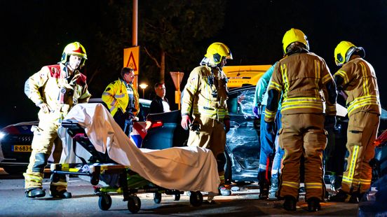 Brandweer haalt bekneld slachtoffer uit auto na aanrijding met bestelbus op kruispunt. Brandweer haalt bekneld slachtoffer uit auto na aanrijding met bestelbus op kruispunt.