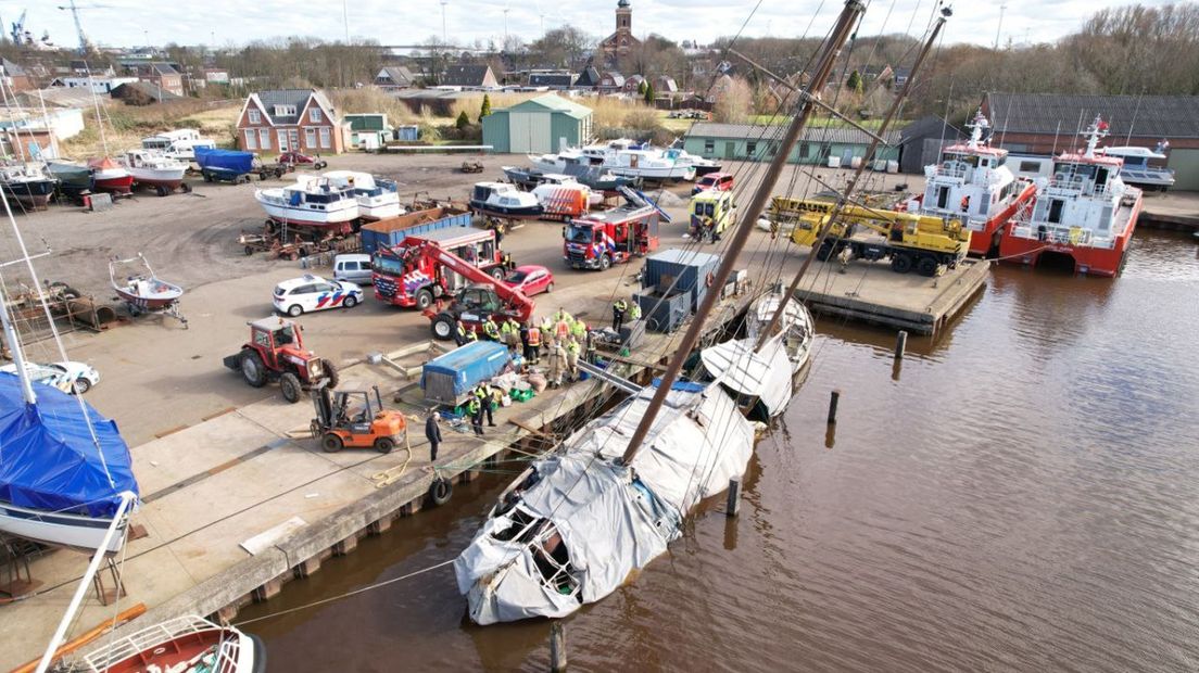 Het zinkende zeilschip in het Eemskanaal