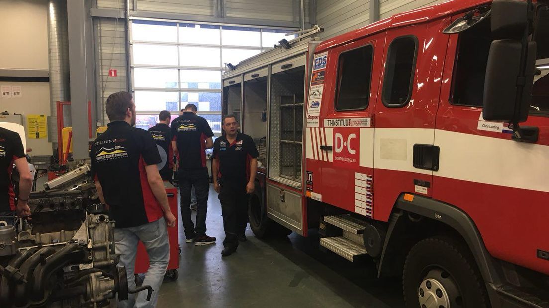 Studenten in Assen bouwen aan een rallyauto (Rechten: RTV Drenthe / Ineke Kemper)