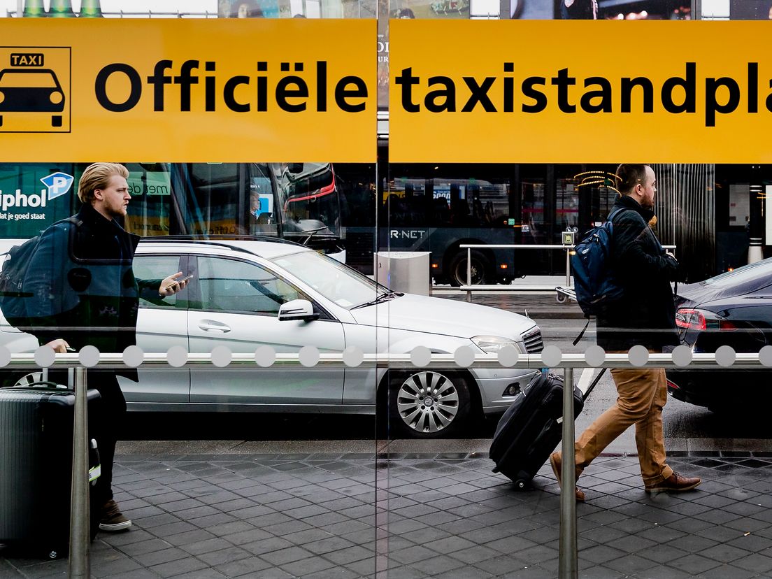 Een officiële taxistandplaats op Schiphol.